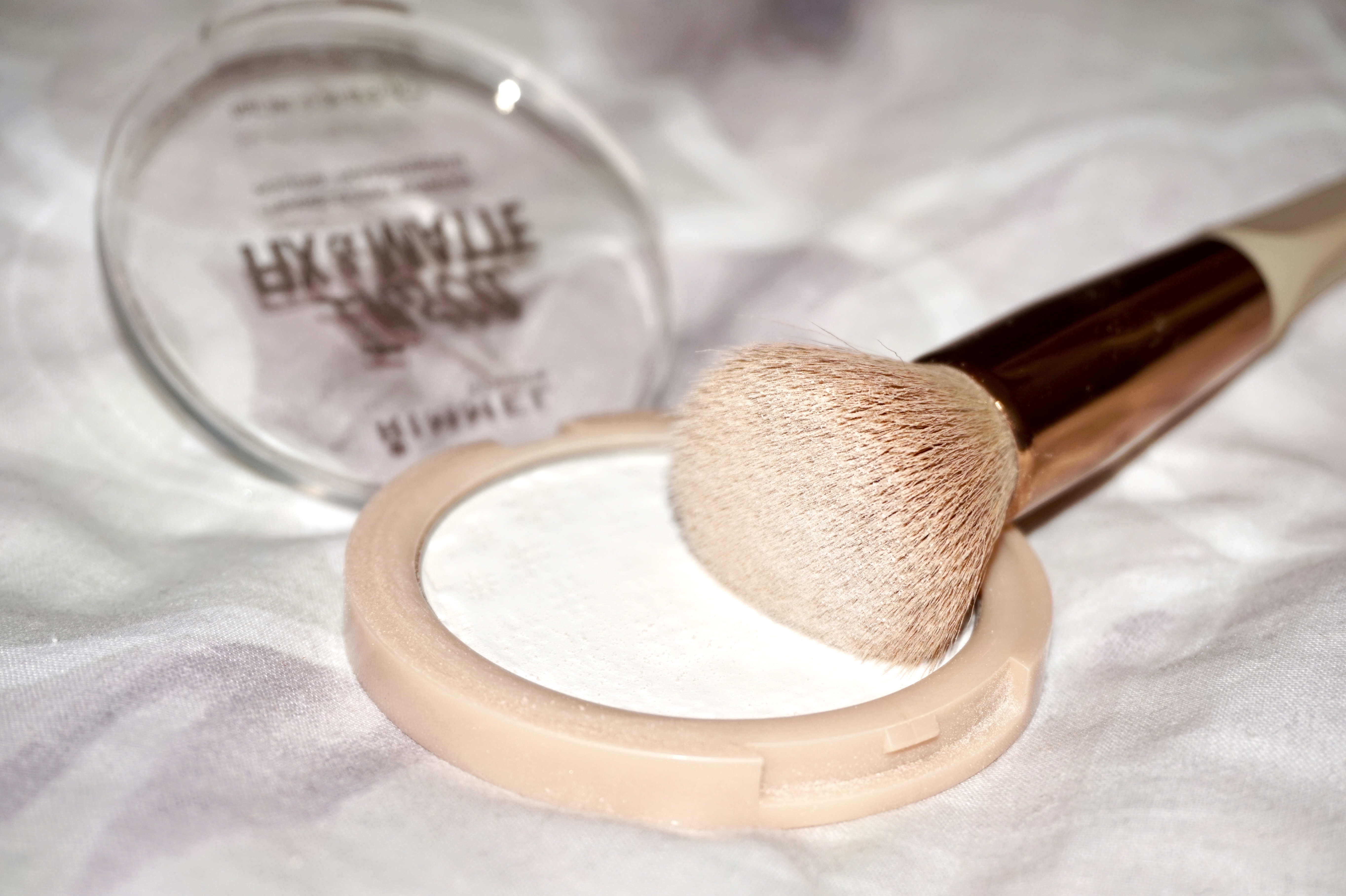splash of glam make-up powder