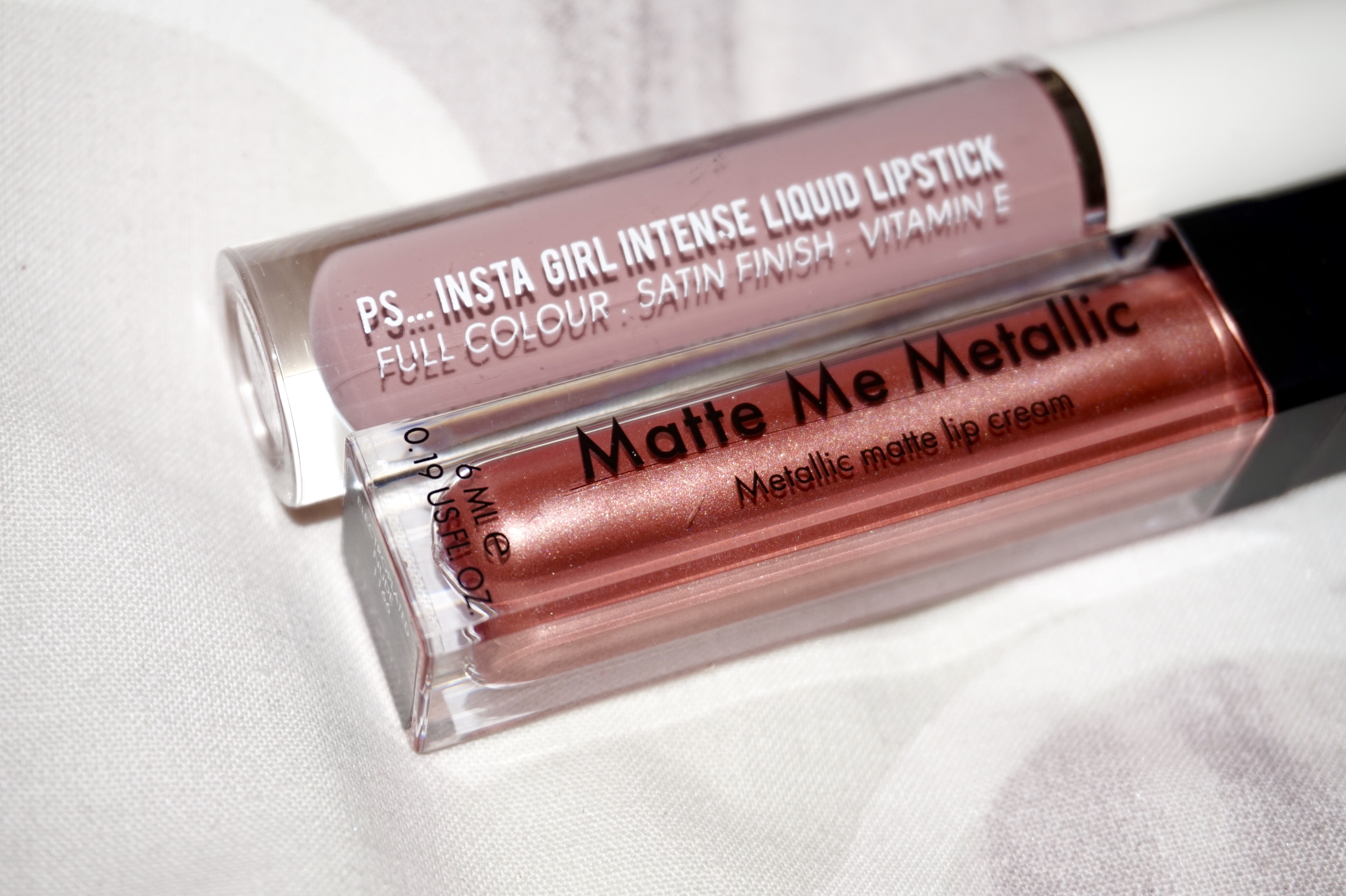 splash of glam make-up lips